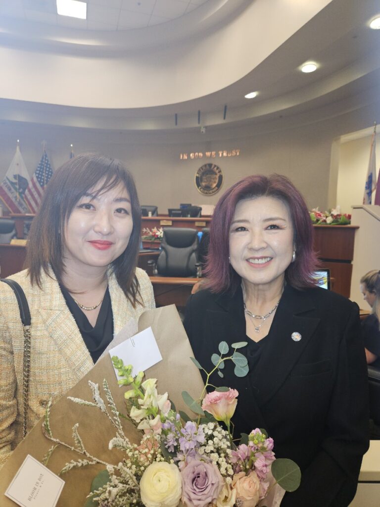 부에나팍 죠이스 안 시장 취임식, 선서 전 레이첼 윤 회장과 함께